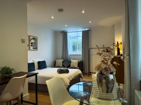 Beautifully Central & Superior Apartment Book Now